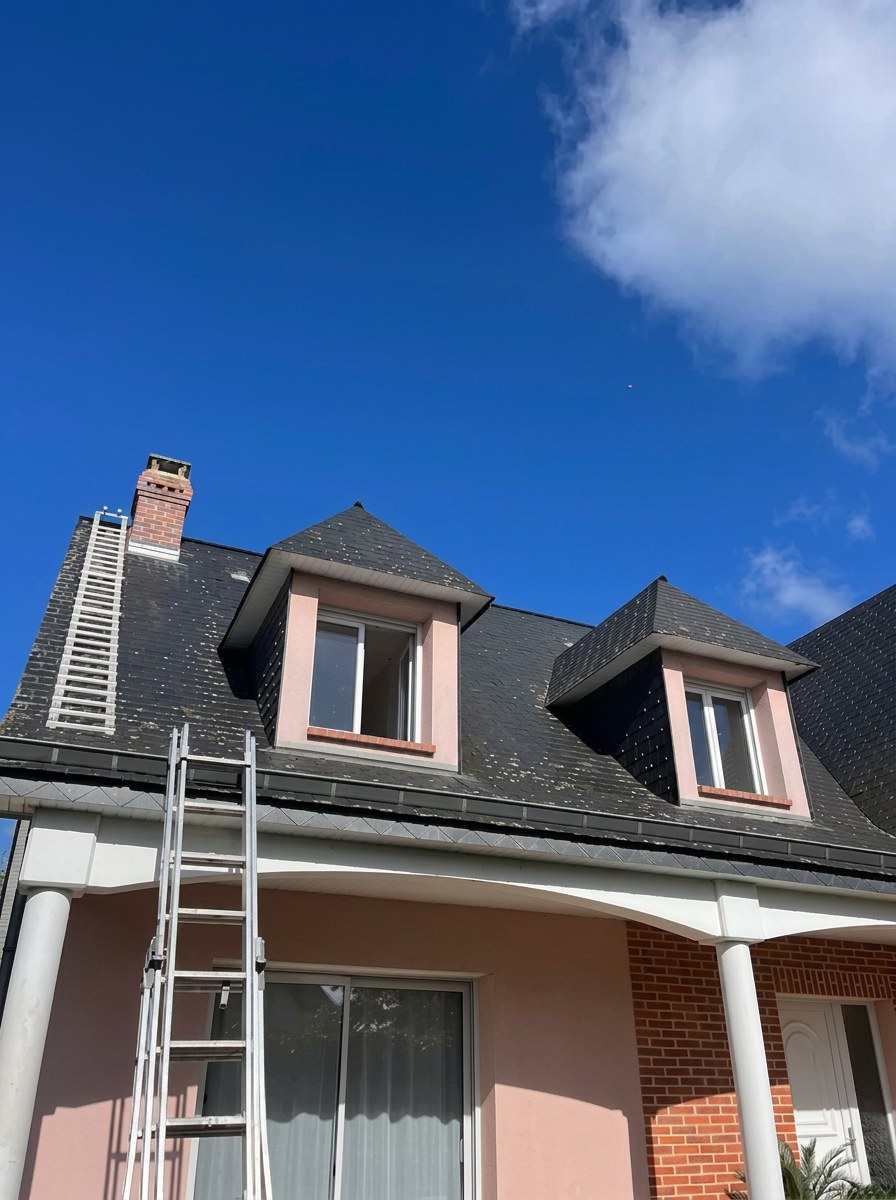 Toiture en ardoise avec lucarnes après intervention WT Couverture