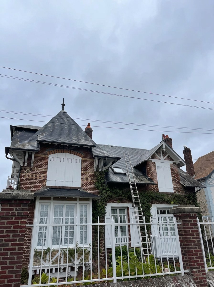 Toiture en ardoise d'une maison de maître en brique, chantier WT Couverture près de Rouen