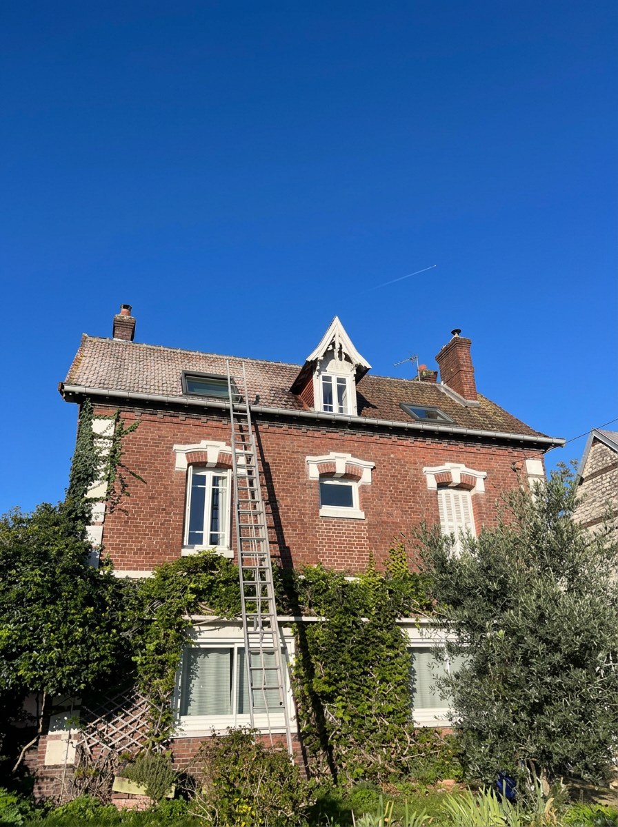 Maison en brique normande avec toiture rénovée, chantier WT Couverture